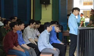 Bị cáo Hoài (đứng) và các bị cáo khác. Ảnh T.Châu