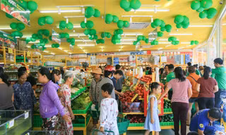 Cảnh mua bán tấp nập ở một cửa hàng Bách hóa Xanh tại Tây Ninh