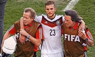 Cristoph Kramer từng được cho phép tiếp tục thi đấu sau chấn thương đầu ở trận chung kết World Cup 2014, tuy nhiên anh sau đó thừa nhận đã không nhớ gì. Ảnh: Reuters.