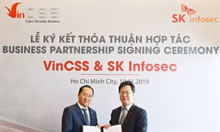 Tổng Giám đốc Công ty VinCSS, ông Đỗ Ngọc Duy Trác (bên trái) và ông Lee YongHwan, CEO của SK Infosec tại Lễ ký kết hợp tác sáng nay.