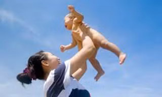 Vì sao không nên tắm nắng cho trẻ qua cửa kính?