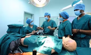 Giờ học phẫu thuật trên mô hình của sinh viên y khoa