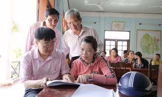 Tổng Giám đốc Dương Quyết Thắng trao đổi tình hình vay vốn, sử dụng vốn vay của tổ viên với Tổ trưởng Tổ tiết kiệm và vay vốn tại Điểm giao dịch xã Canh Thuận