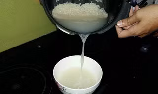 Hàng ngày, khi nấu cơm, nước vo gạo thường bị chúng ta đổ bỏ. Bạn hãy giữ lại nước vo gạo để sử dụng vì những lợi ích kỳ diệu của nó.