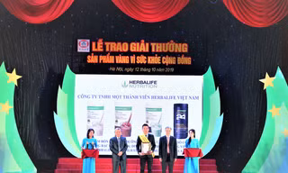 Ông Nguyễn Thành Đạt (giữa) - Giám đốc Truyền thông Herbalife Việt Nam đại diện công ty nhận giải thưởng “Sản phẩm vàng vì sức khỏe cộng đồng” tháng 10/2019