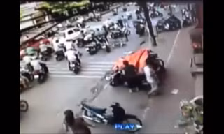 Trộm xe đạp bị quây đánh hội đồng trên phố