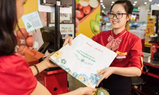 Hơn 10.000 chiếc túi sử dụng nhiều lần của VinMart đã được tặng cho những “khách hàng xanh” đầu tiên đồng hành cùng chương trình