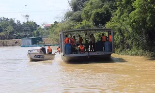 Lực lượng chức năng tìm kiếm ông Việt.