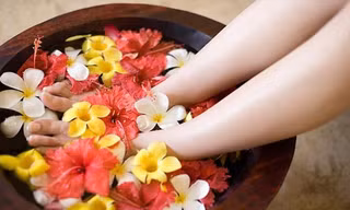 Ngâm chân nước ấm trị cước