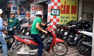 Đồ đạc trong nhà thường xuyên "đội nón ra đi" trong mùa banh vì chồng mê trò đỏ đen. Ảnh: Xahoi. 