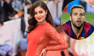 Hiba Abouk từng qua tay Jordi Alba (ảnh nhỏ), giờ lại “đá cặp” vụng trộm với Ramos
