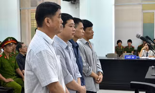 Các bị cáo Sơn, Quang, Hùng, Giáp truớc vành móng ngựa