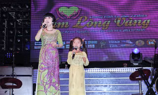 Bé Yến Nhi hát song ca cùng NSƯT Thanh Kim Huệ tại chương trình ca nhạc từ thiện ở Phòng trà Nam Quang