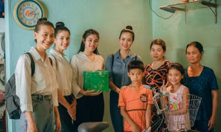 Thí sinh Miss World Việt Nam chui cống, mặt lấm lem, làm công nhân vệ sinh 