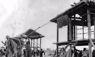 Quân tình nguyên Việt Nam dựng nhà giúp nhân dân Campuchia. Ảnh tư liệu.