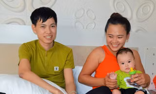 Cô dâu xinh đẹp đẩy xe lăn cho chồng trong đám cưới ở Bắc Giang