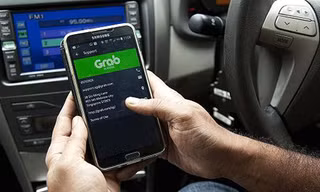 Grab sẽ "một mình một ngựa" khi không còn đối thủ trực tiếp Uber. Ảnh: CNBC.
