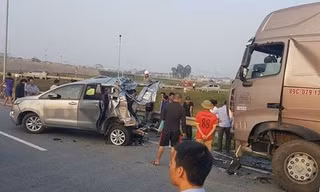 Hiện trường vụ xe container đâm xe Inova.