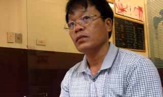Ông Vũ Văn Đảo 5 năm ra Bắc vào Nam đội đơn đi kêu oan. Ảnh: M.Đ