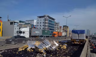 Container 'trèo' lan can, hàng ngàn vỏ chai vương vãi khắp đường