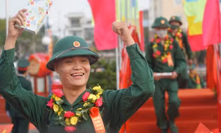 Hơn 1.000 thanh niên Đà Nẵng hào hứng bước lên cầu vinh quang