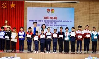 Trao học bổng Vừ A Dính cho học sinh khó khăn ở Lâm Đồng