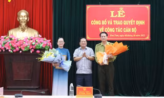 Chủ tịch UBND tỉnh Kon Tum trao Quyết định về công tác cán bộ