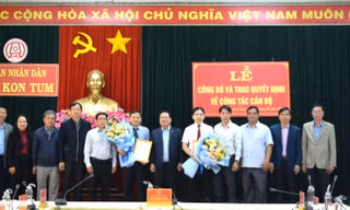 Chủ tịch UBND tỉnh Kon Tum trao quyết định về công tác cán bộ