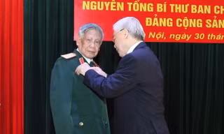 Trao Huy hiệu 65 năm tuổi Đảng cho nguyên Tổng Bí thư Lê Khả Phiêu