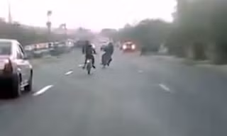 Xe máy đánh võng bị ôtô đốn ngã