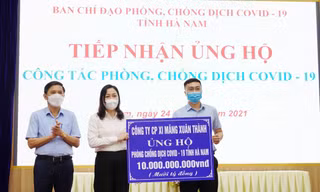 Đại diện Ban lãnh đạo Công ty cổ phần xi măng Xuân Thành trao tặng ủng hộ 10 tỷ đồng cho công tác phòng chống dịch COVID-19 tỉnh Hà Nam 