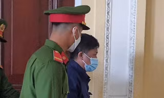 Dẫn giải nguyên Giám đốc Trung tâm XNK Vinacafe - bị cáo Phạm Trung Tuyến về trại tạm giam sau phiên tòa.