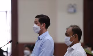 Cựu phó Chủ tịch UBND TPHCM - bị cáo Trần Vĩnh Tuyến (trái sang) tại phiên tòa sáng nay 11/5.