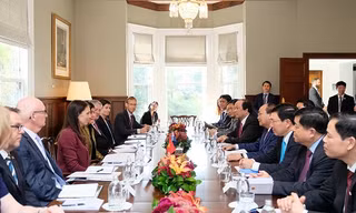 Thủ tướng Nguyễn Xuân Phúc cùng Thủ tướng New Zealand Jacinda Ardern cùng các quan chức cấp cao hai nước trong cuộc hội đàm ngày 13/3. (Ảnh: VGP)