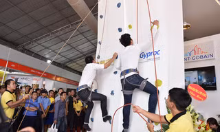 Nam MC trổ tài chinh phục vách núi thạch cao cùng khán giả.
