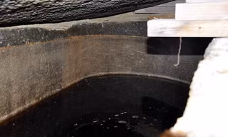 Nước màu đỏ nâu bên trong quan tài 2.000 tuổi mới được mở nắp ở Ai Cập (Ảnh: Luxor Times) 