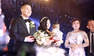 Chiếc váy Calla Luxury làm thủ công màu trắng ánh hồng thạch anh được thiết kết riêng là món quà Phạm Quyết dành cho người phụ nữ của cuộc đời 