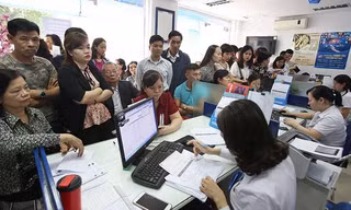 Người dân đổ xô đi cập nhật thông tin cho thuê bao điện thoại