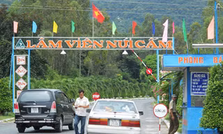 Cấm xe dân lên núi Cấm