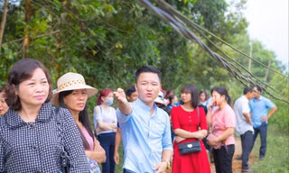 Bùi Đức Tuyển hướng dẫn du khách tham quan trang trại của HTX