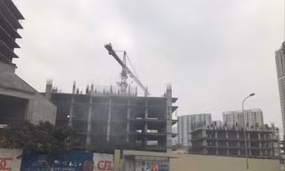 Hàng nghìn người mua nhà dự án Usilk City (Hà Đông, Hà Nội) đã có hơn 10 năm đòi nhà. Ảnh nhỏ: Nhiều dự án bất động sản tại Mê Linh-Hà Nội trở thành nơi chăn thả trâu bò Ảnh: Tuấn Minh