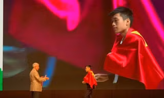 Được khoác lên mình lá cờ Tổ quốc nhận Huy chương Vàng Tin học quốc tế là niềm hạnh phúc thiêng liêng của Bùi Hồng Đức ẢNH: NVCC
