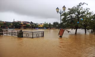 Mưa lũ tràn vào phố cổ Hội An (Quảng Nam) 