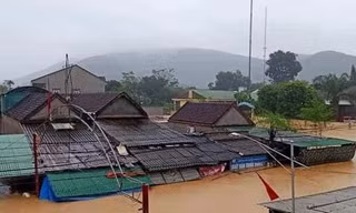 Nước dâng cao gần tới nóc nhà, một huyện ở Nghệ An bị cô lập hoàn toàn