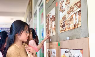 Triển lãm đấu giá tranh gạo gây quỹ giúp sinh viên khó khăn