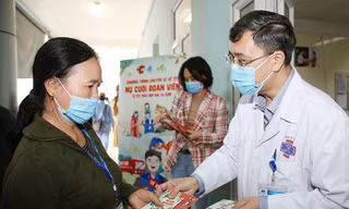Nhiều phần quà ý nghĩa dành cho bệnh nhân về quê đón Tết