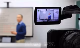 Sinh viên triển khai học trực tuyến trước diễn biến dịch COVID-19