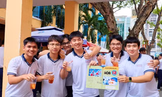 Teen trổ tài trang trí báo tường, gian hàng ẩm thực mừng ngày Nhà giáo Việt Nam
