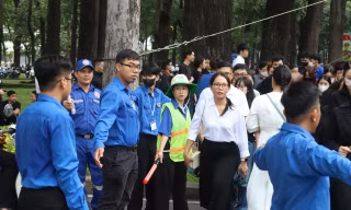 Thanh niên tình nguyện hỗ trợ người dân vào viếng Tổng Bí thư Nguyễn Phú Trọng