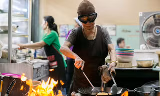Jay Fai - chủ quán ăn Michelin sắp nghỉ hưu, du khách tới Bangkok "hốt cú chót"